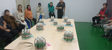 這家公司真土豪，套圈竟用現(xiàn)金當(dāng)禮品！